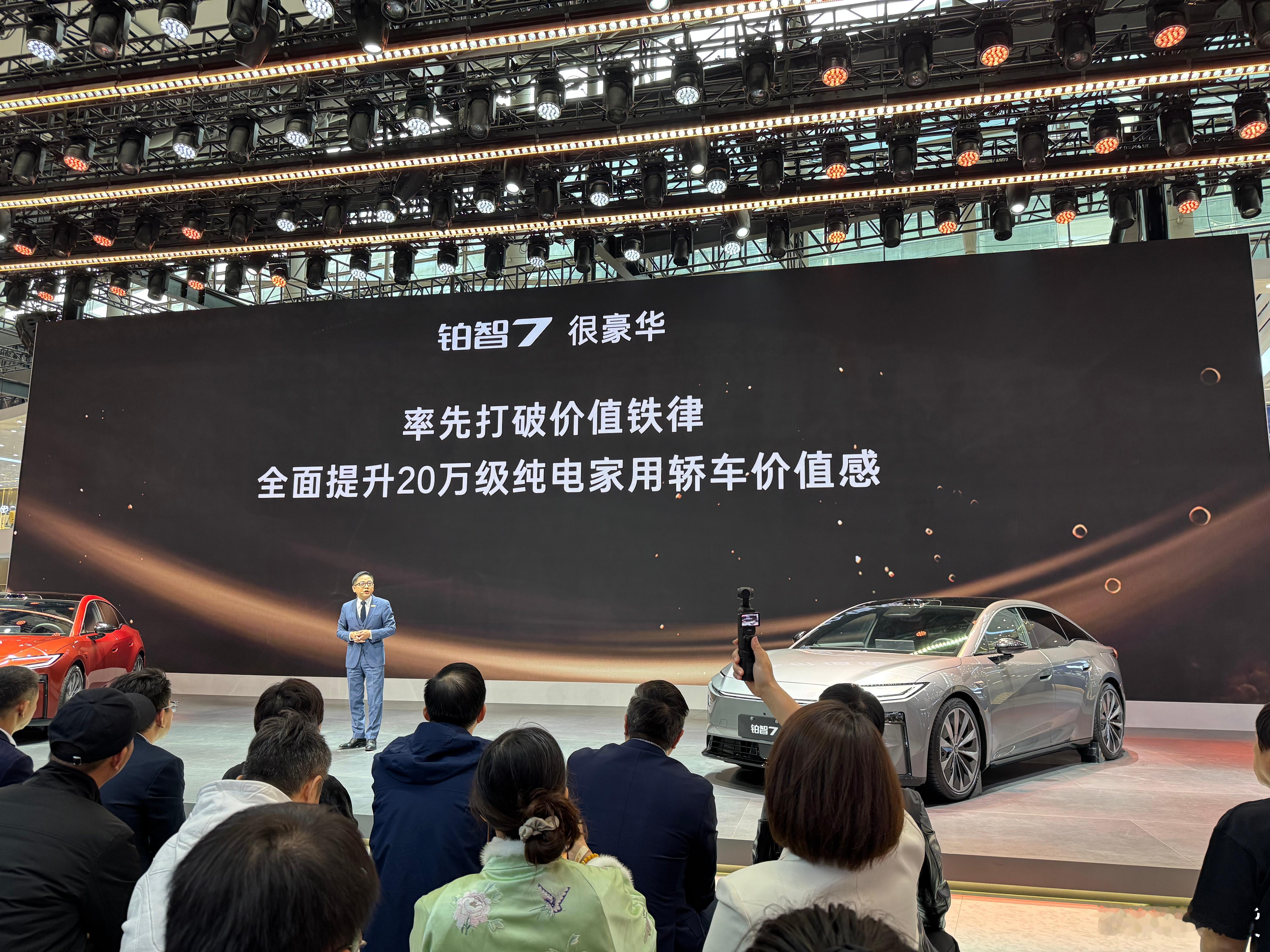 旗舰纯电轿车铂智7作为合资新势力豪华旗舰D级纯电轿车还是很有实力的这款车20万级