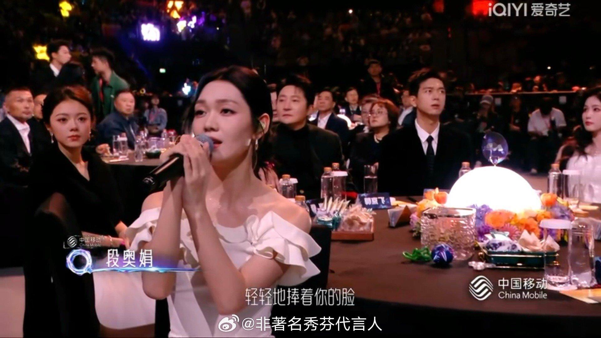 开场曲《让世界充满爱》致敬香港火灾救援人员，用歌声抚慰伤痛😭尖叫之夜不止有热闹