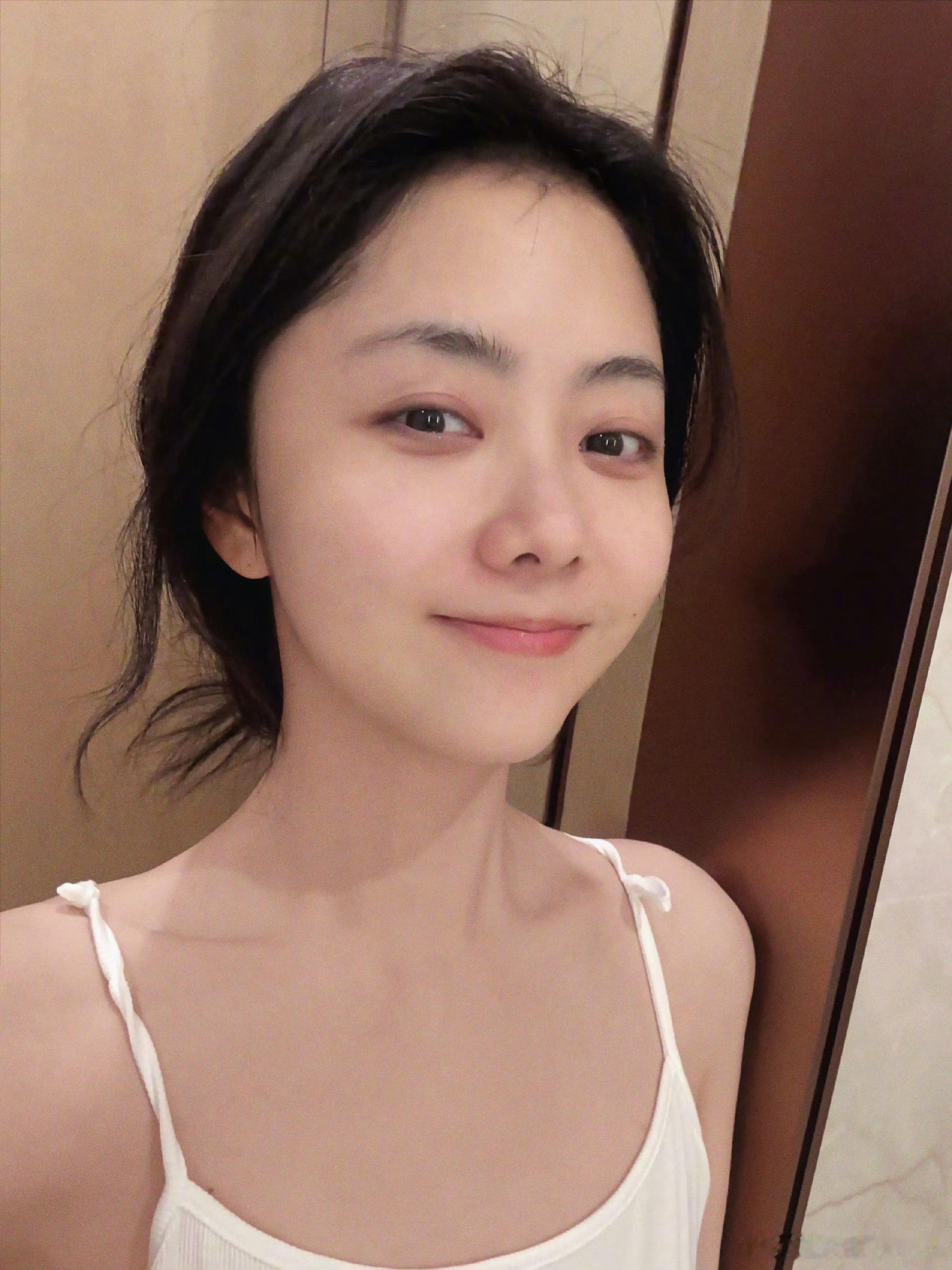 张子枫给谭松韵做了发圈女孩子的友谊就是这么美好