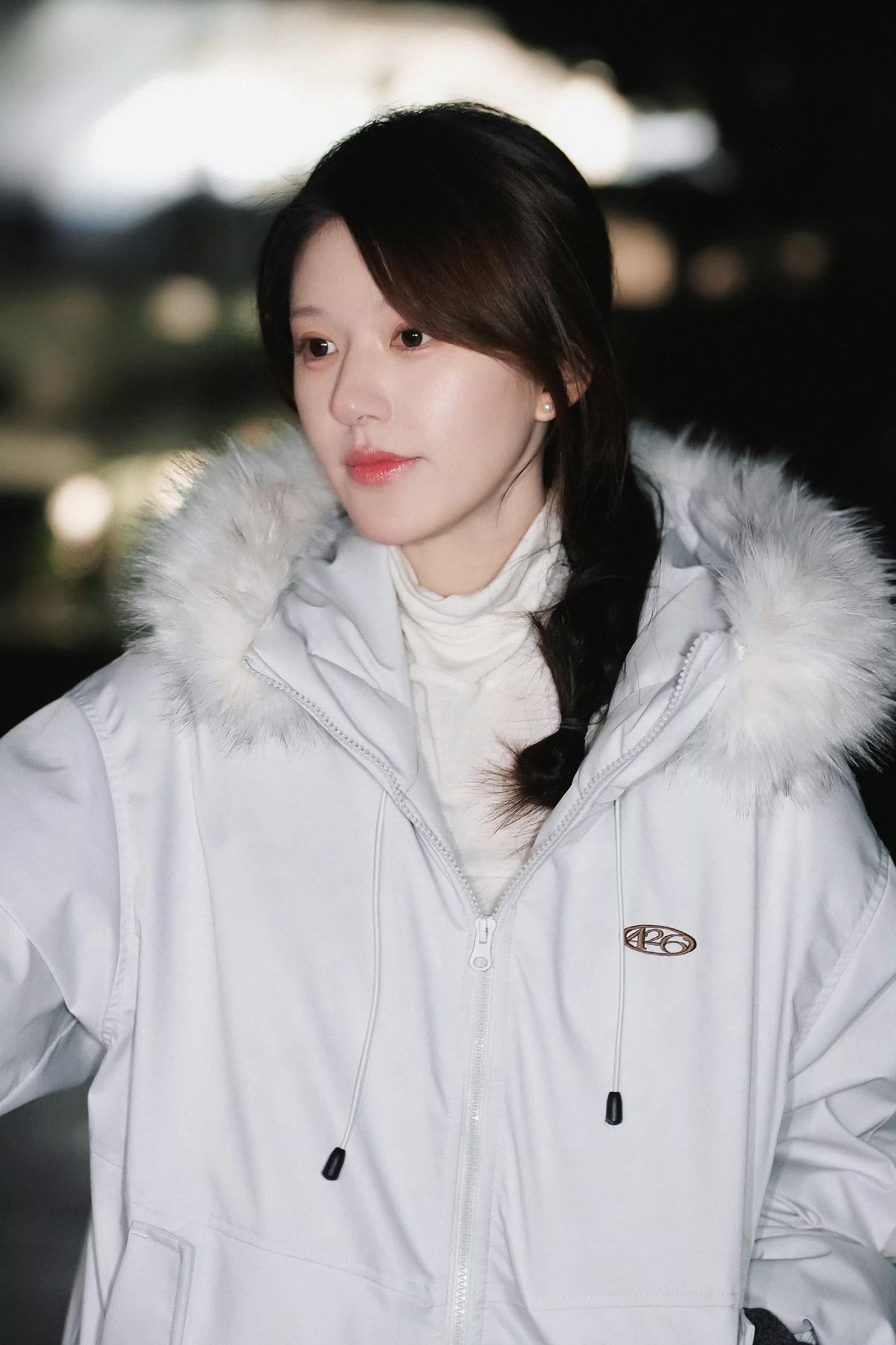赵露思冬日白色look  赵露思冬日女友look 赵露思《恋人》最新饭拍，温柔又