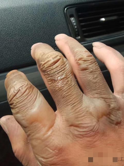 又有一个电工被开除了！

唉，做电工的，确实不该逞强。

昨日，车间里一个电控箱