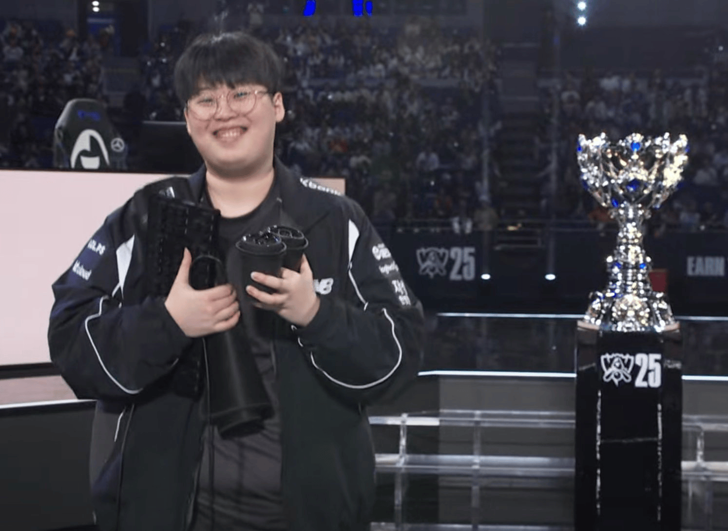 LOL官方分享获胜后欢笑的Peter照片：高兴的Peter