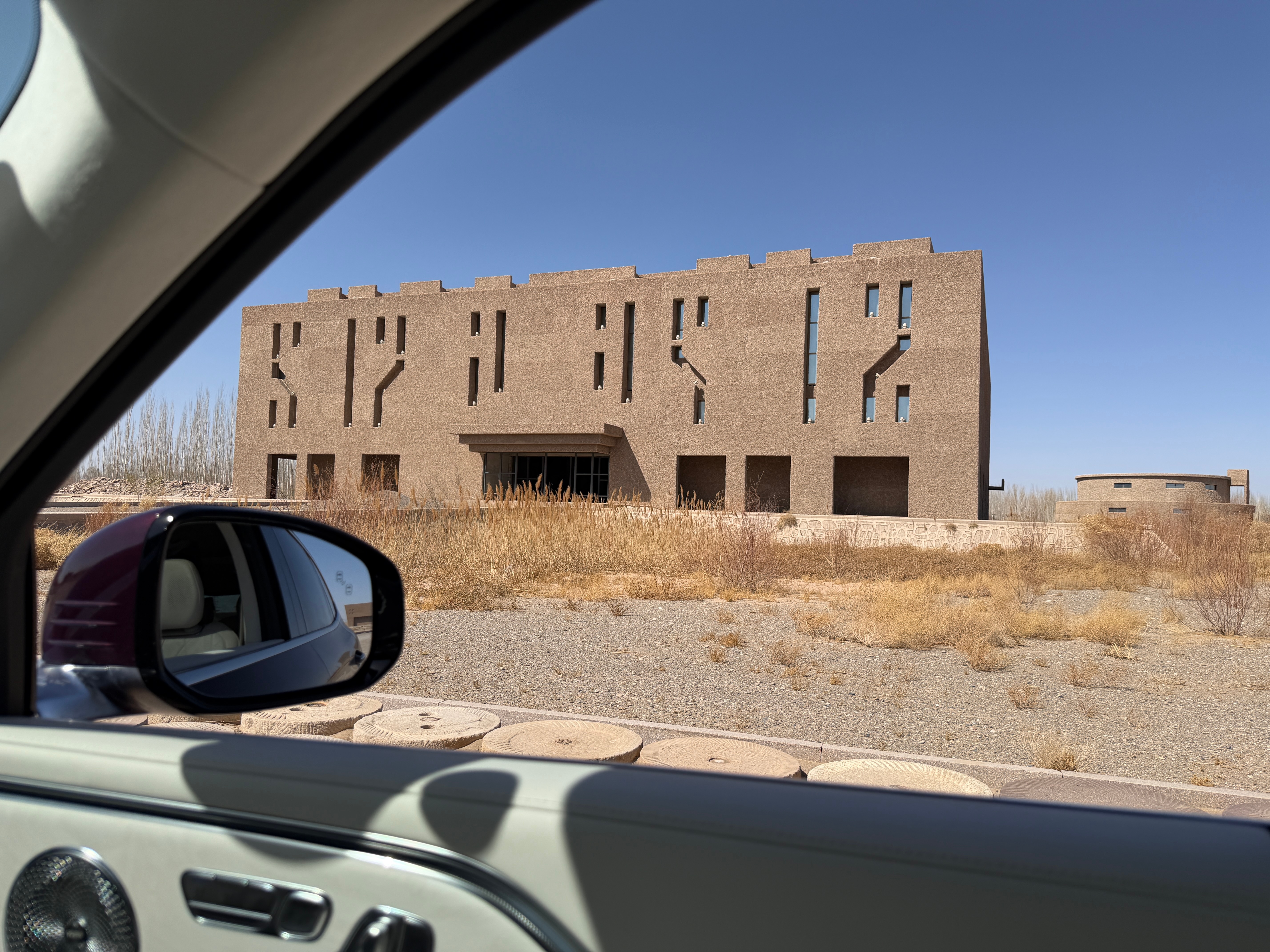 这首打油诗，有点意思：年过四十不青春，独来独往不合群。非是生来性孤僻，厌倦江湖套