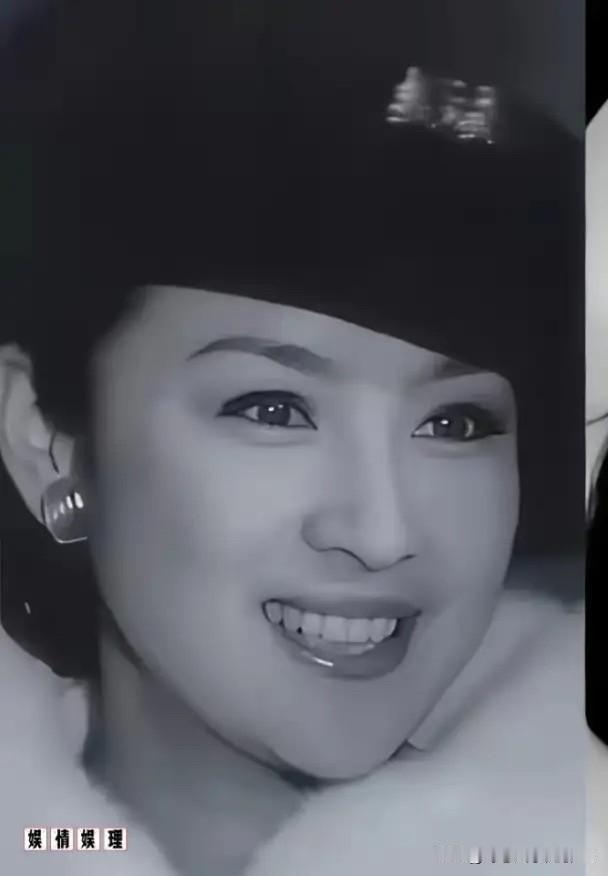 这两天刷到一张美女的图片，第一眼看上去她好美啊，颜值比英拉年轻的时候还要高，气质