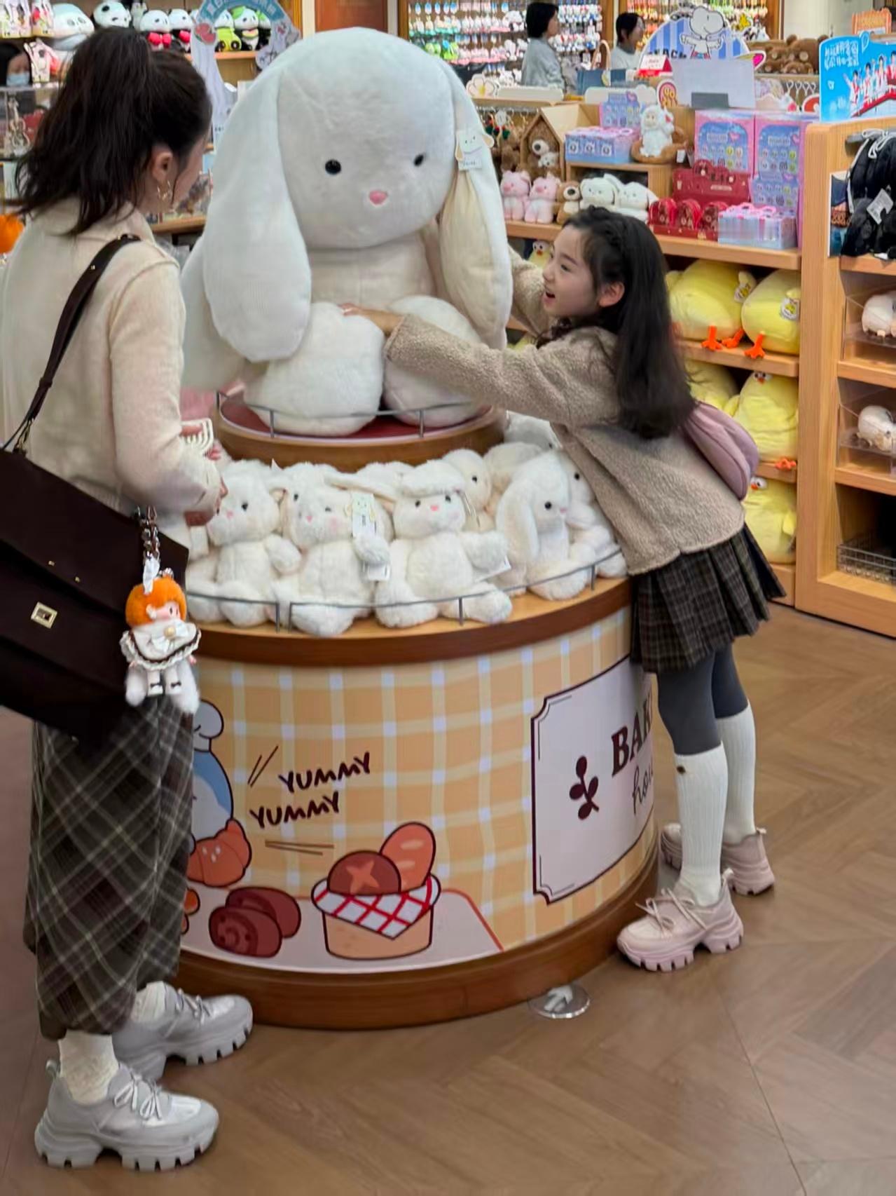 谁还没被9岁小酒窝的追星反应萌到！看到时团立牌火速冲过去合影，脸上的开心藏都藏不