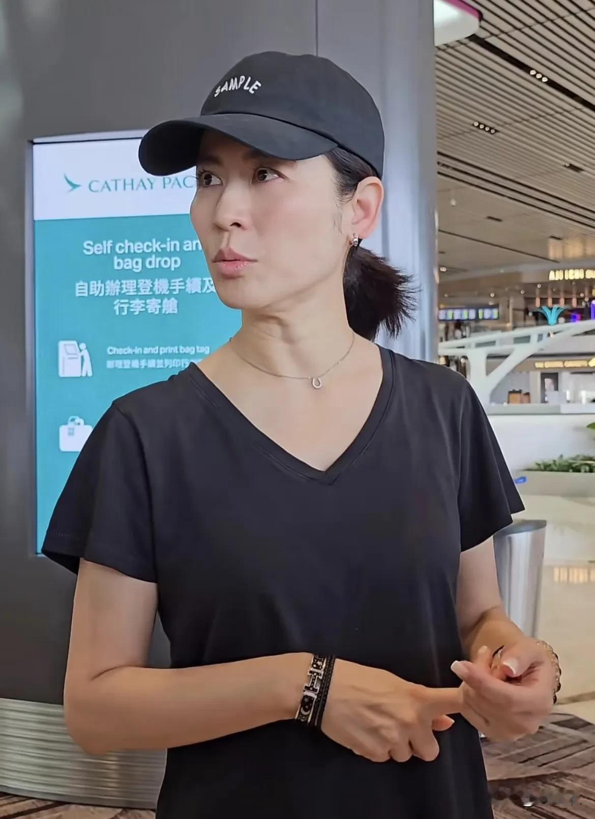 萱萱保养真的很好，应该和香港那边艺人多锻炼有关，因为几年前线下近距离看过她电影的