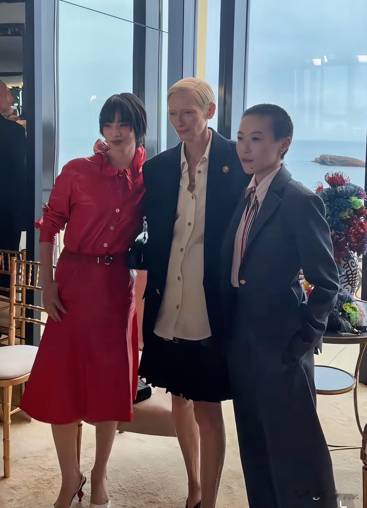 没有联系的三个女人同框了！