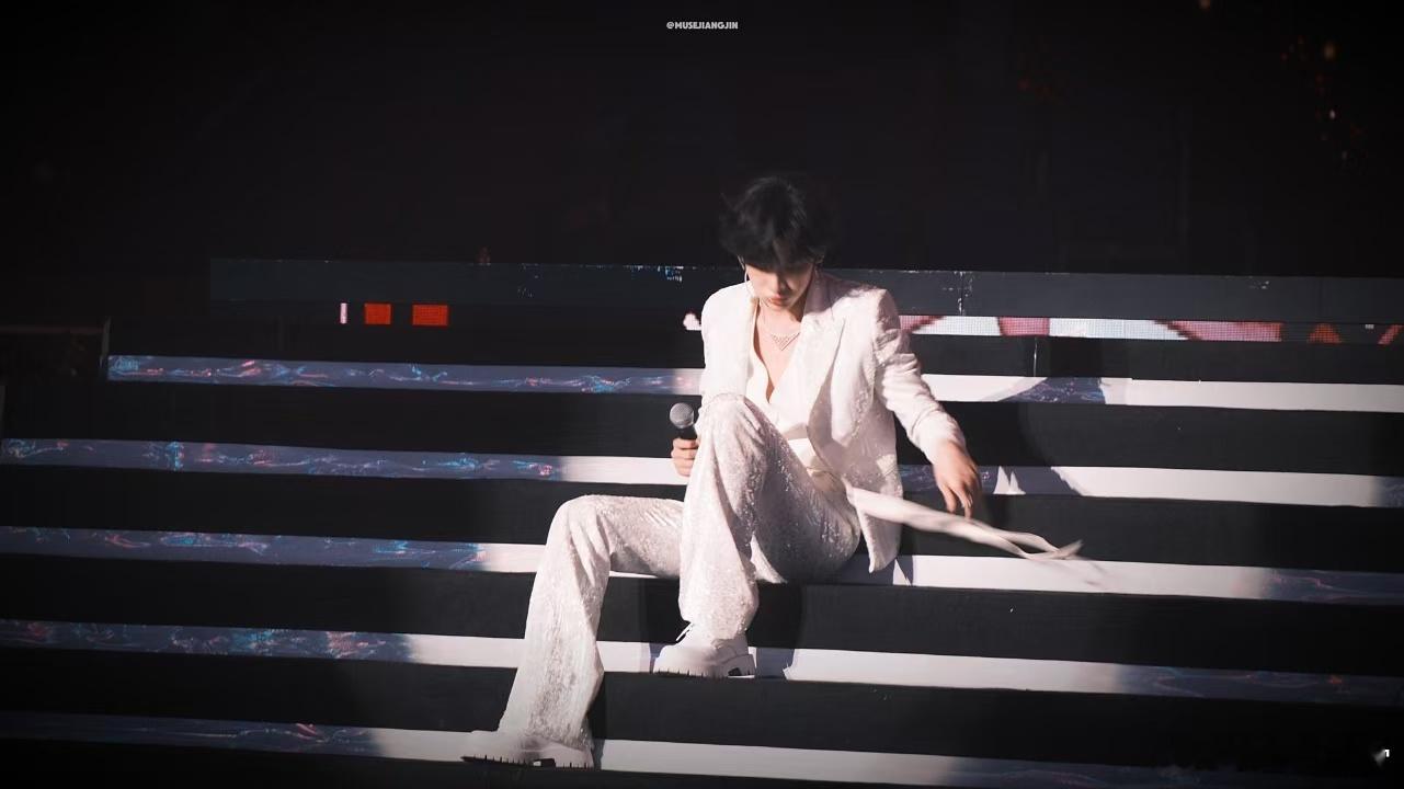 余宇涵第一次告白现场舞台  余宇涵在《第一次告白》舞台上以白色亮片西装的造型登场