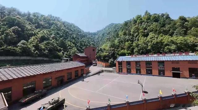 重庆，有一名18岁的女孩小曼，刚刚高中毕业。因为高考成绩不理想，她自己情绪比较低