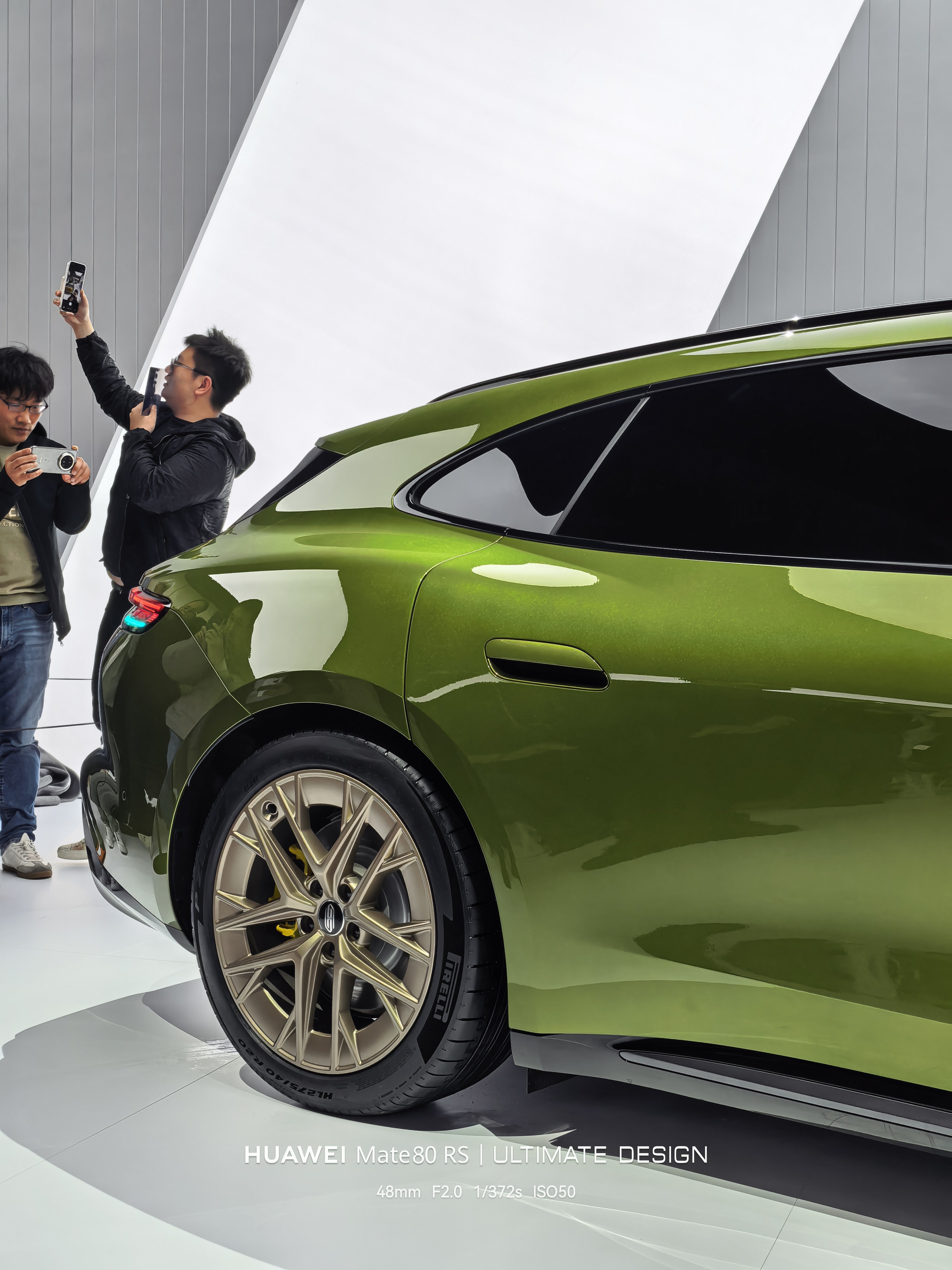 尚界Z7动态评测车我也开了 颜色也定了就这个琥珀金绿 骚气嘛？看选装权益给多少 