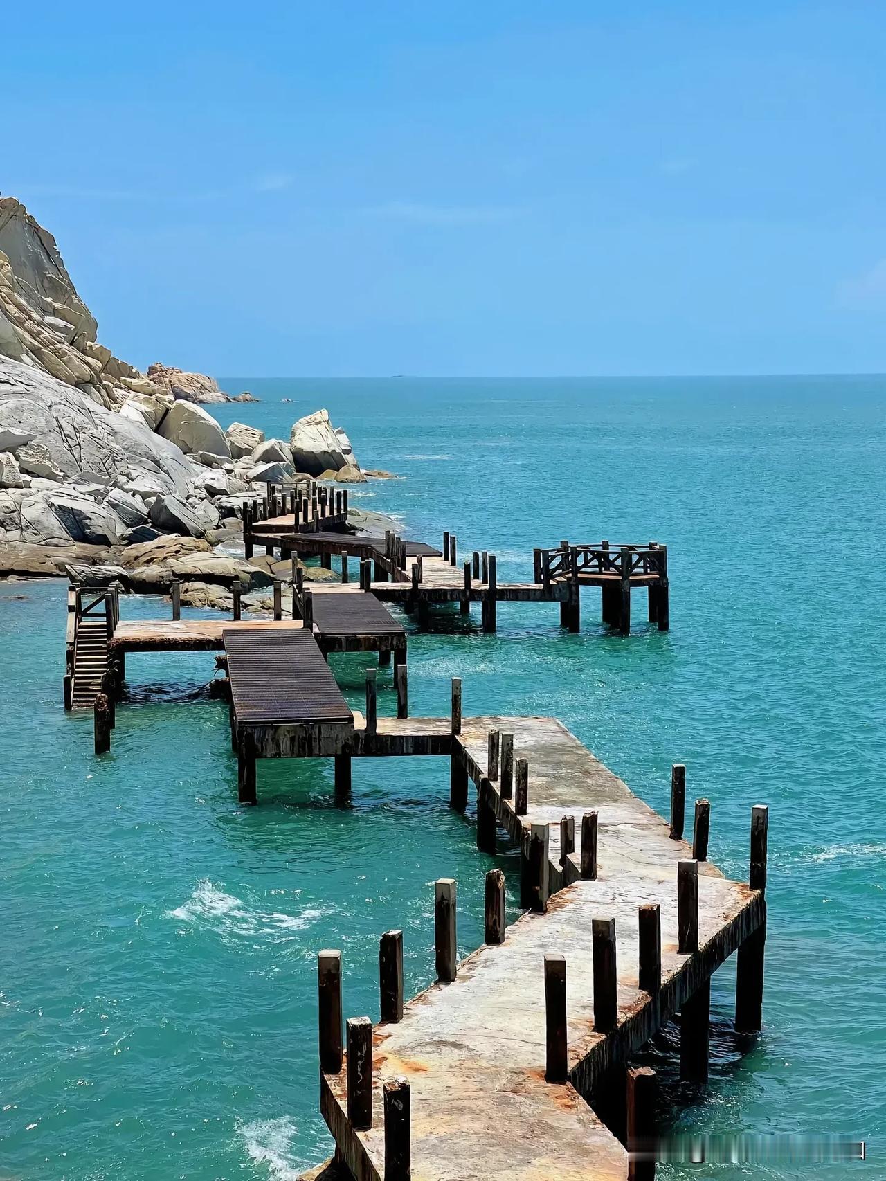 走进湄洲岛，走进这个藏于福建的纯净秘境，海浪轻吻沙滩，岁月静好。让心灵在这里疗愈