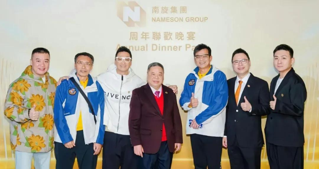 何家劲已经64岁了，近日出席一家上市公司晚宴，这个年纪了，身材和容颜依旧，看着和