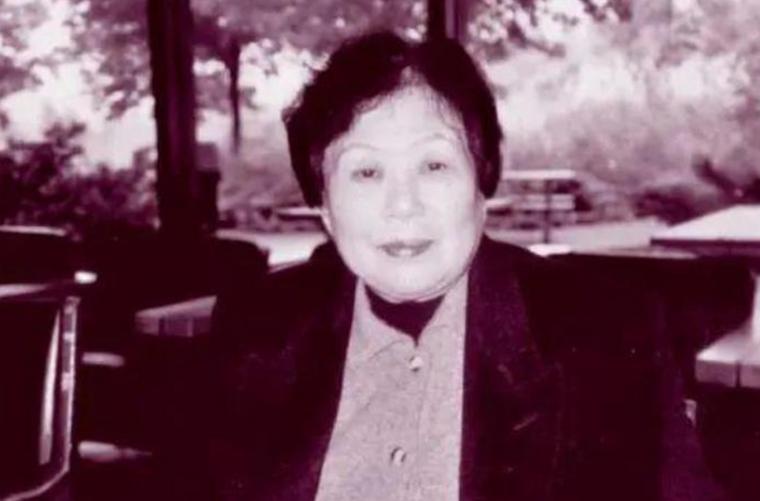 1940年，身为有夫之妇的袁竹林被日本兵强奸，怀孕之后，日本兵让她躺下，随后在她