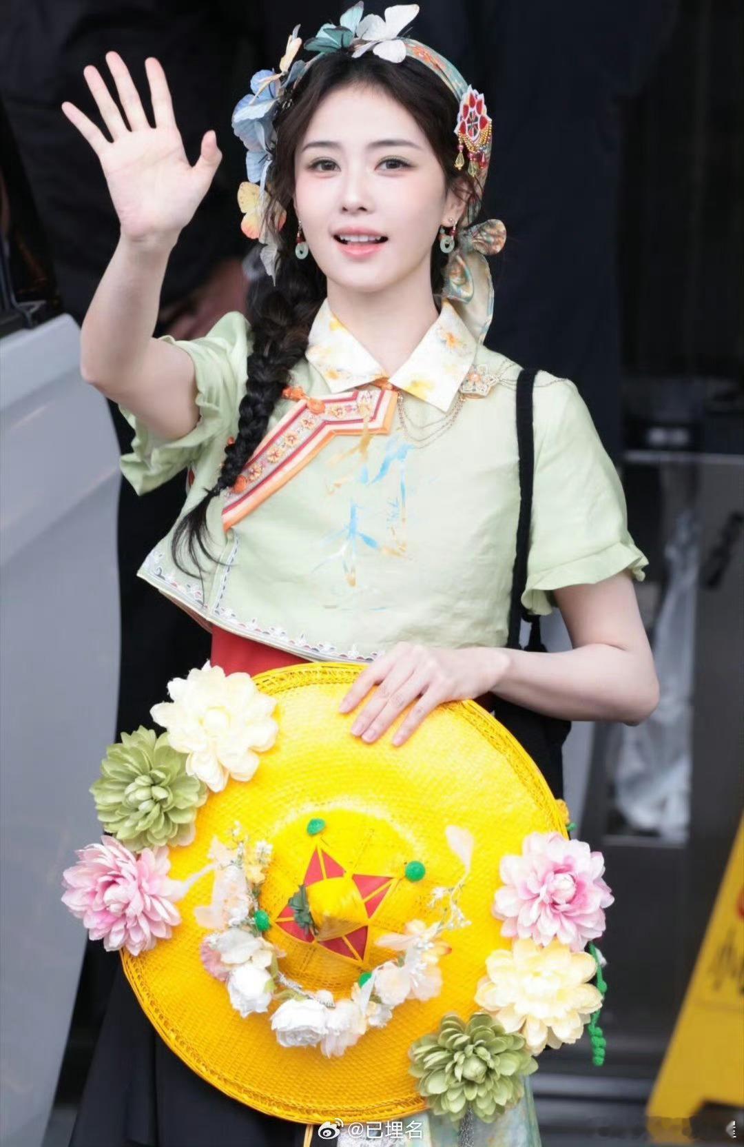  白鹿一句“我要出去饭撒了”，转身就和李昀锐同步上错车，俩人慌乱下车的模样像两只