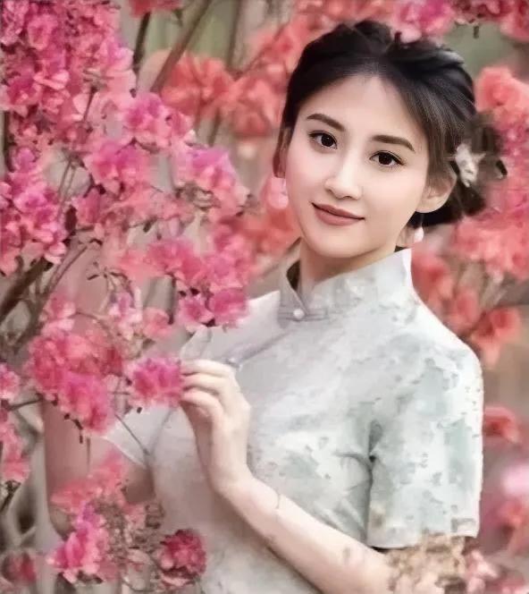 如梦令·百花艳（37）

妖娆蜀地海棠，
盛开满城芬芳。
雨后别样靓，
映日斜枝