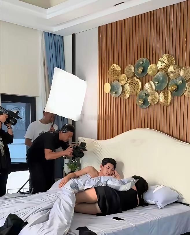 看看真实拍戏现场吧，拍亲密戏份的时候，实际上两个人恨不得隔开八百丈远。在这么多双