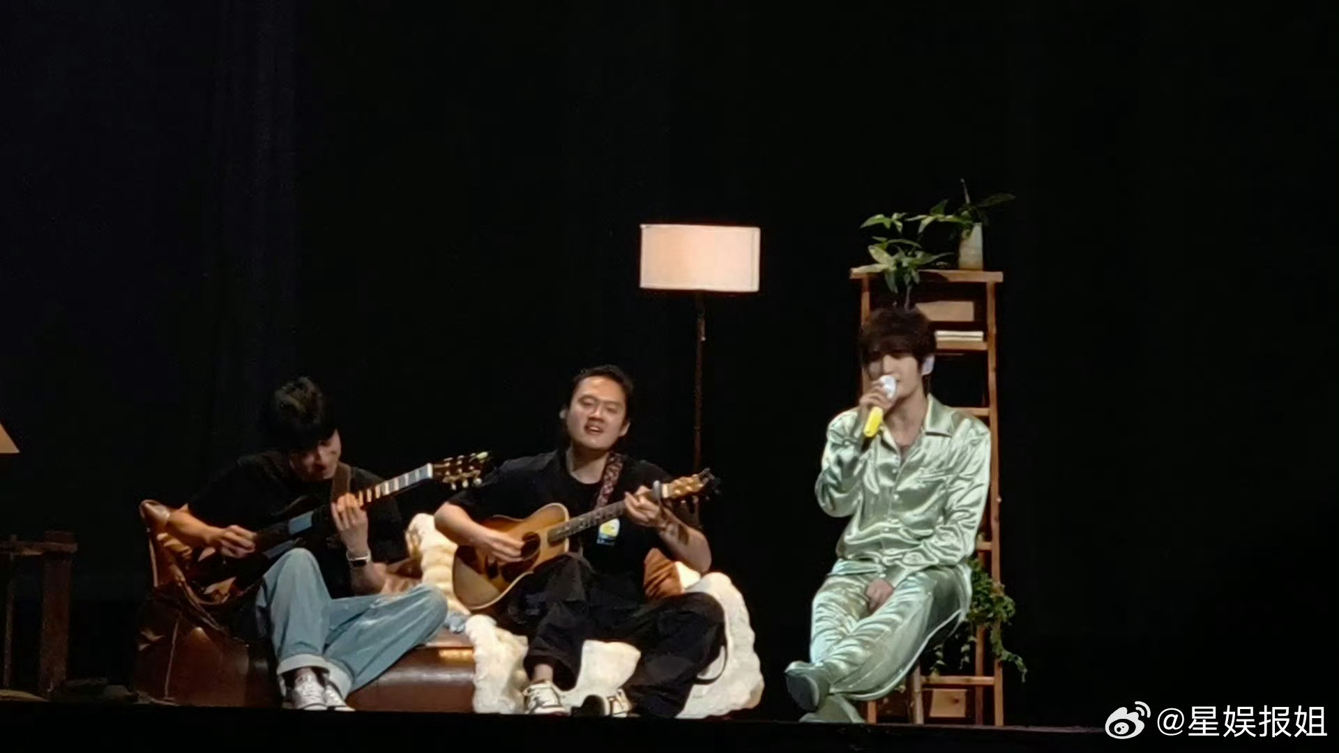 张远谁家的演唱会是这视角张远演唱会男友视角张远演唱会这视角真的太犯规！近距离怼脸