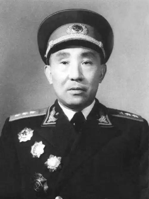 李聚奎1970年被秘密押送到山区，下车后脱口而出：这是贵州龙里吧！
1970年4