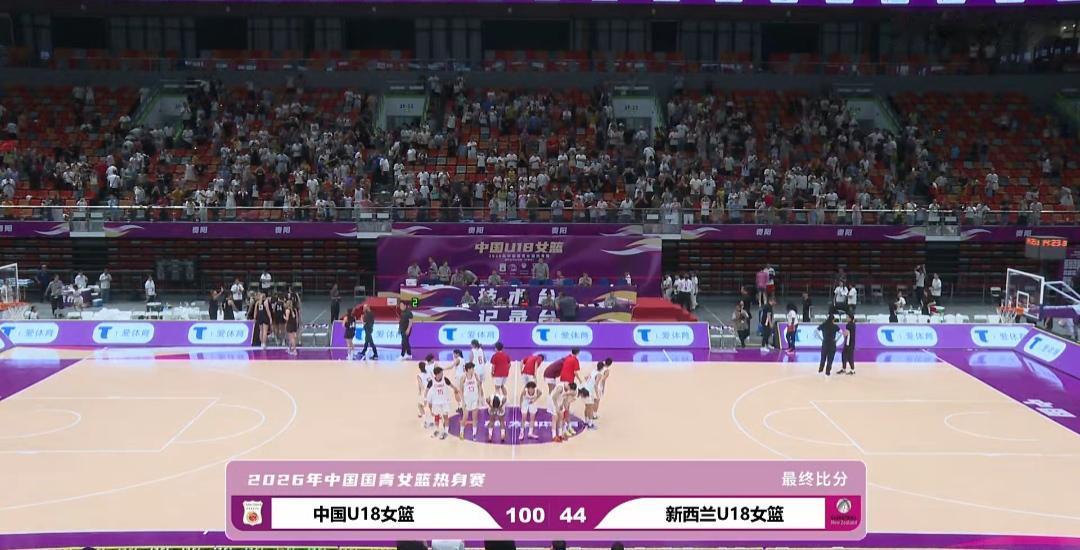 陈楠的这届中国U18女篮，
别的不说，
人家5号位是移动的，
人人能持球，
人家
