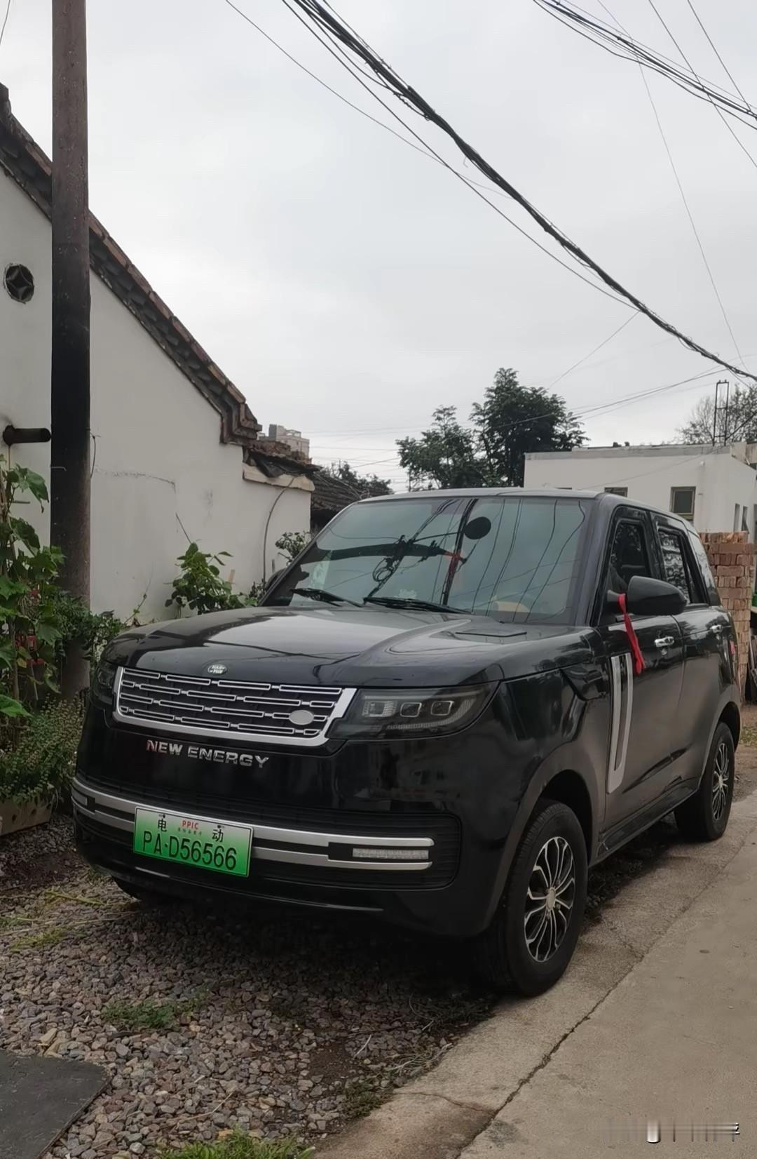 过年回老家，村里的同学也都很有实力，这不，隔壁邻居发小新提了台路豹揽胜电动版，颜