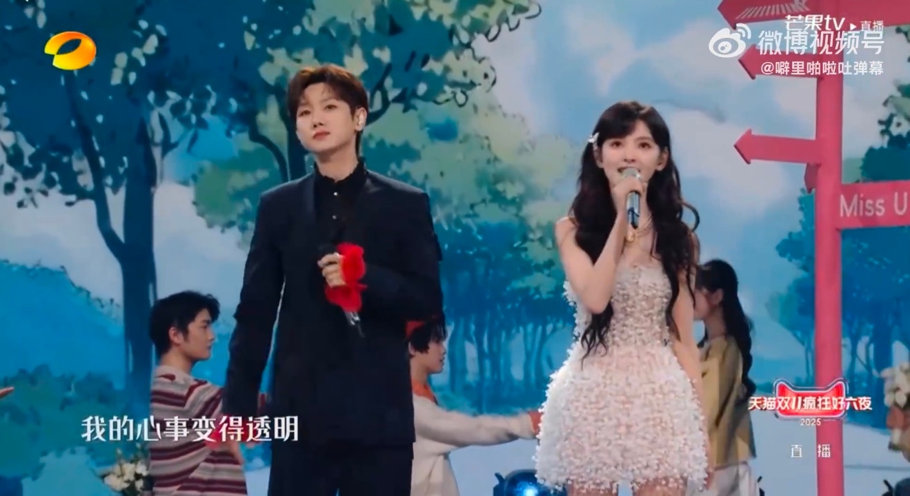 汪苏泷章若楠首同台合唱难哄主题曲 双向奔赴的合作太戳人！章若楠现身汪苏泷演唱会结