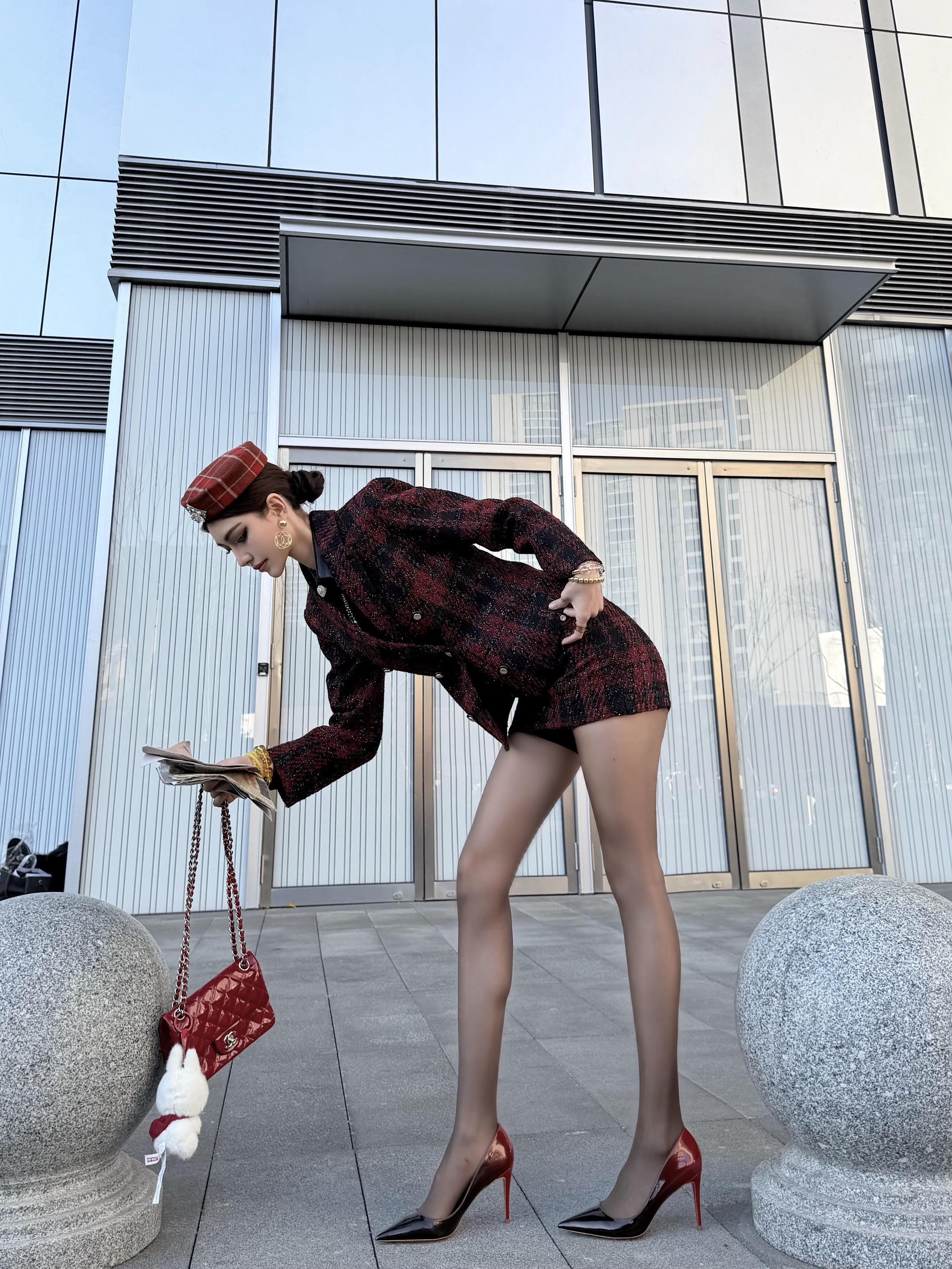 女明星感站姿拍照巨显腿长。