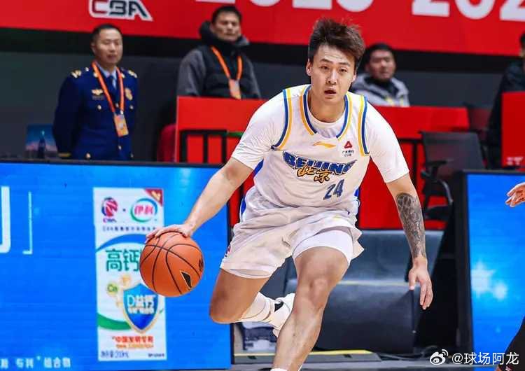 北京时间3月30日，2025-26赛季CBA常规赛北京客场对阵同曦，曾凡博与郭昊