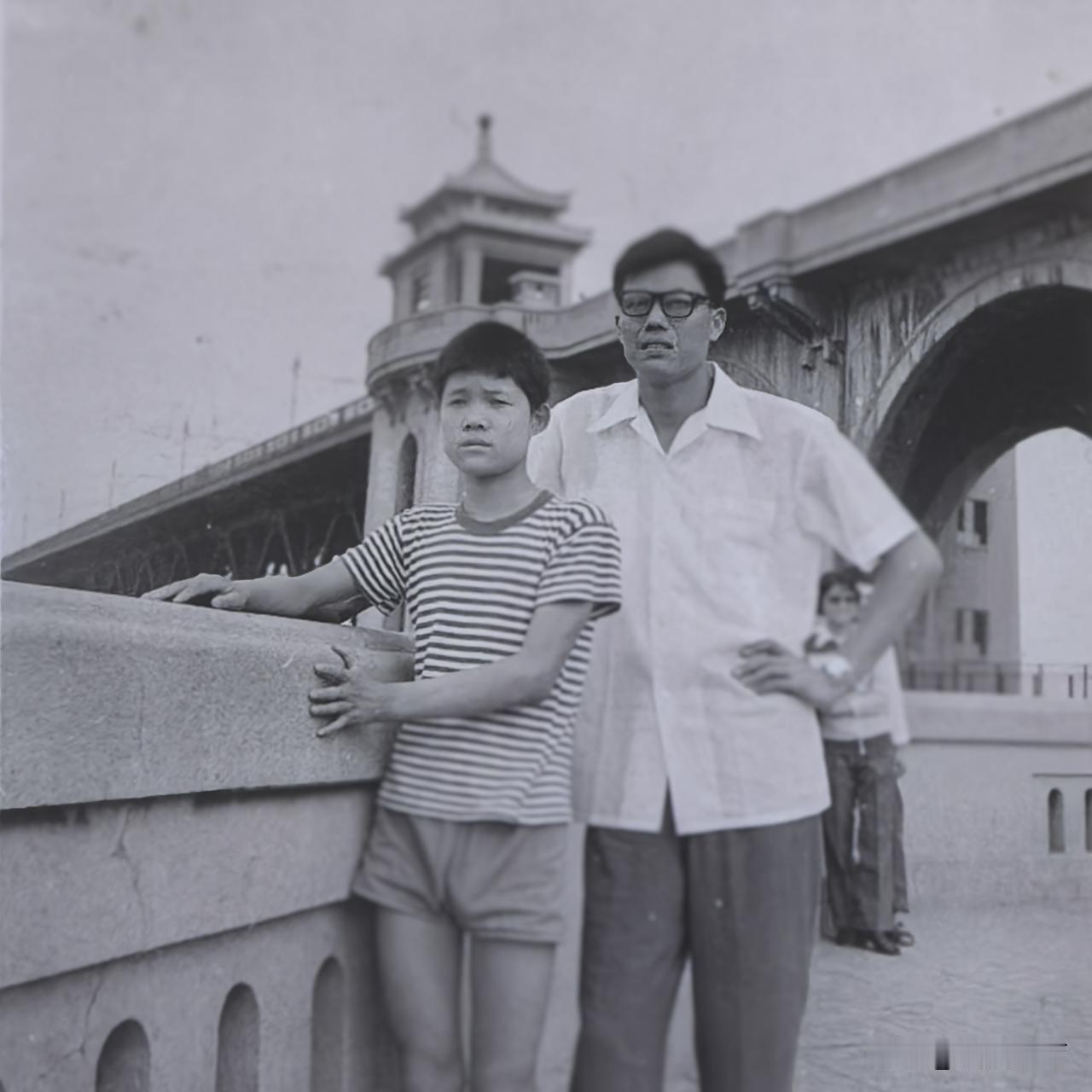 45年前的老照片，AI修复也难以达到理想的效果。
