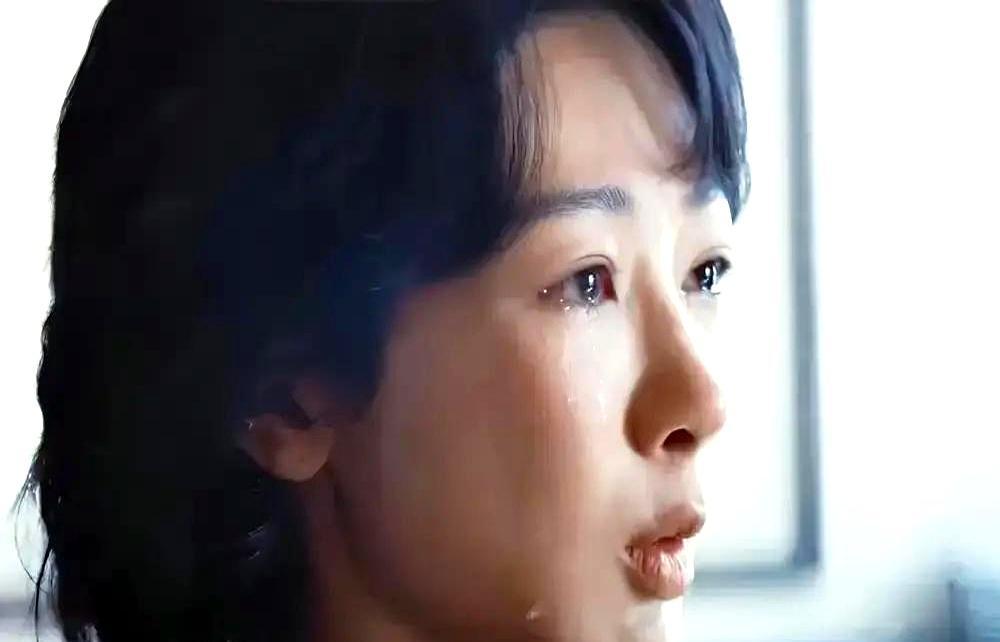 眼看兄弟巡山牺牲，他扭头就给人家扣上卷款潜逃的黑锅。
 
胡歌演的多杰，为了守住