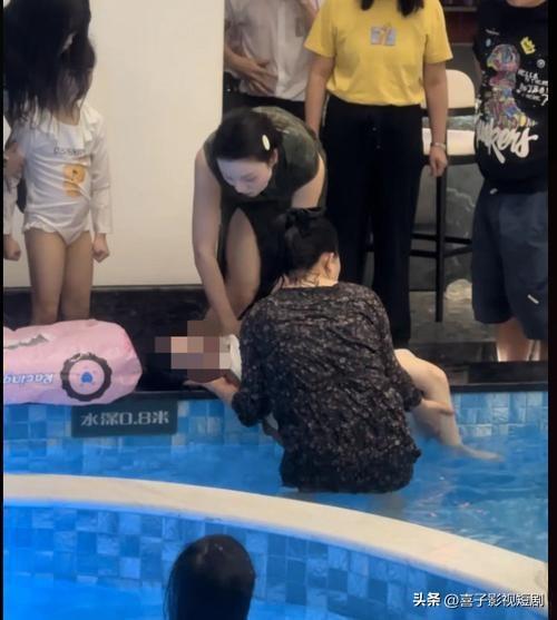 夏日泳池边，意外突如其来。一名女生在水中突然挣扎，身体不受控制地下沉，情况万分危