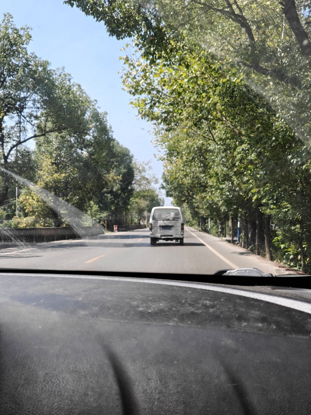 今天这个点坐了会家里人开的汽车，真的晒还闷，而且还是提前去车里开了空调的情况[d