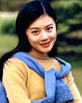 “我自愿放弃中国国籍”——落笔那一刻，前央视才女姜丰以为奔赴的是诗和远方。二十年