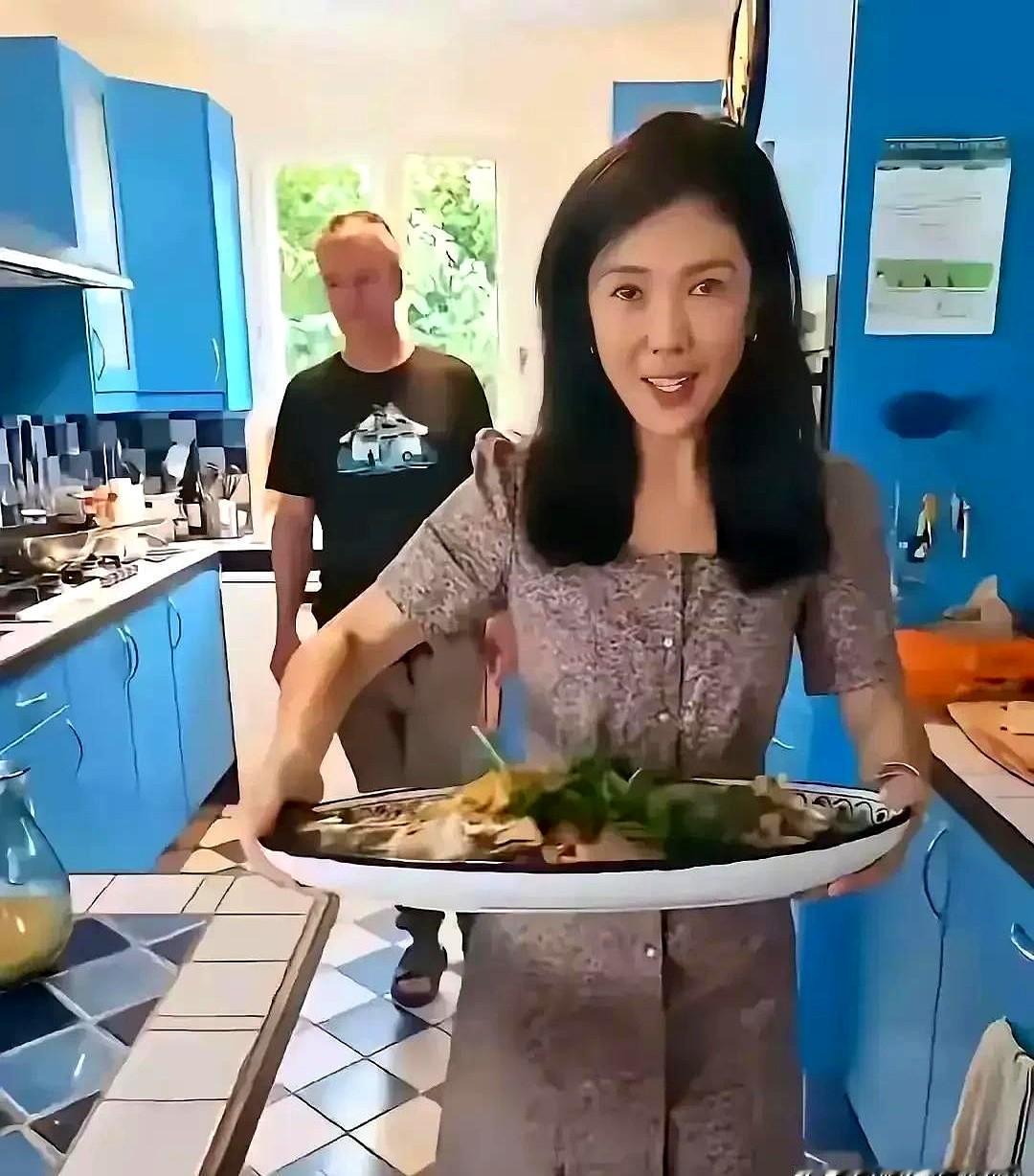 国内拼成霸总，国外秒变贤妻？

朋友圈里的她，早上晒三千块的燕窝，下午晒百万豪车
