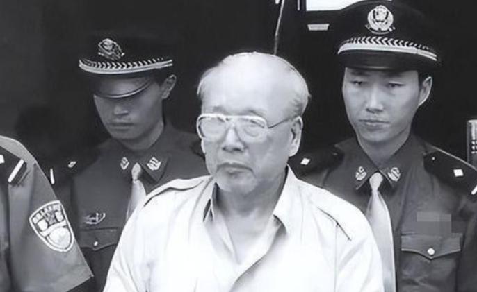 1998年，当检察人员一脚踹开大门，73岁的李国庭正和寡妇床上温存，他十分淡定开