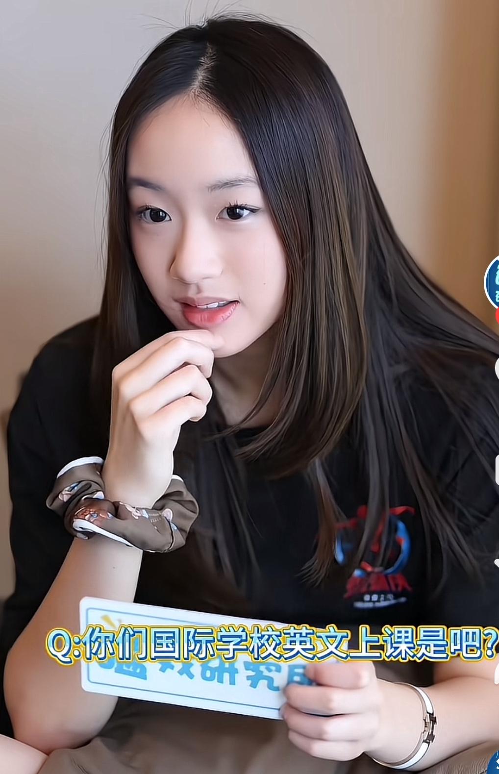 大帅哥吴尊的女儿（吴欣怡）neinei长成大姑娘了，她真的是从小美到大啊！

1