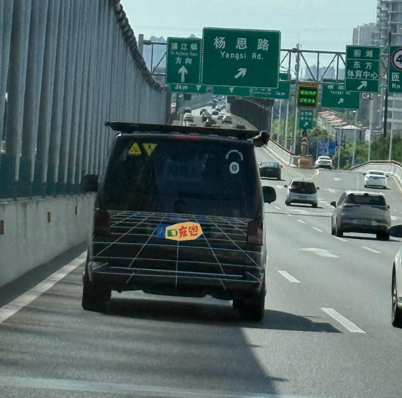 这个涂装可以迷惑自动驾驶嘛？特斯拉：有点损招全用我身上了是吧[泪奔][泪奔][泪