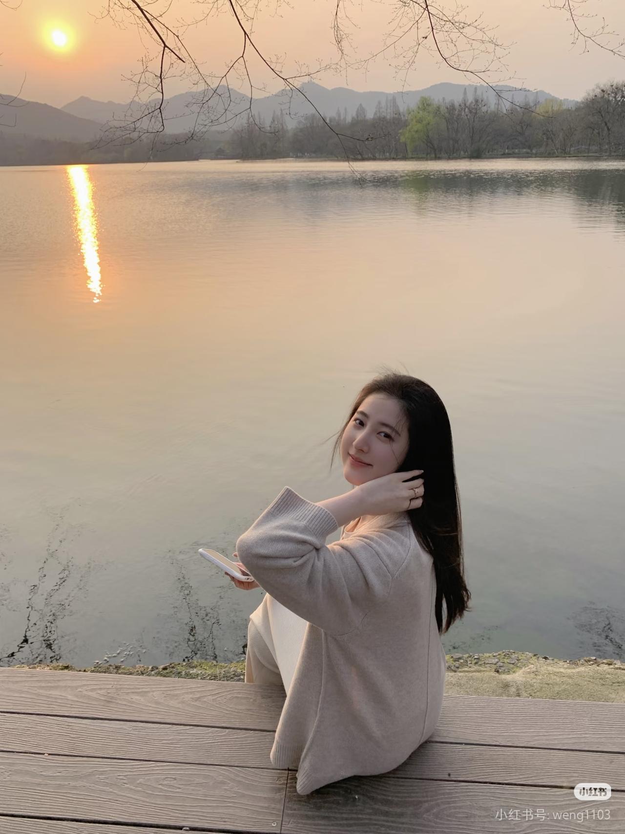 夕阳下的湖畔，温柔时光，静享美好。