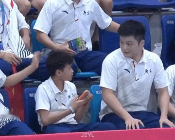 全妹在东子旁边更像小手办了 ​​​