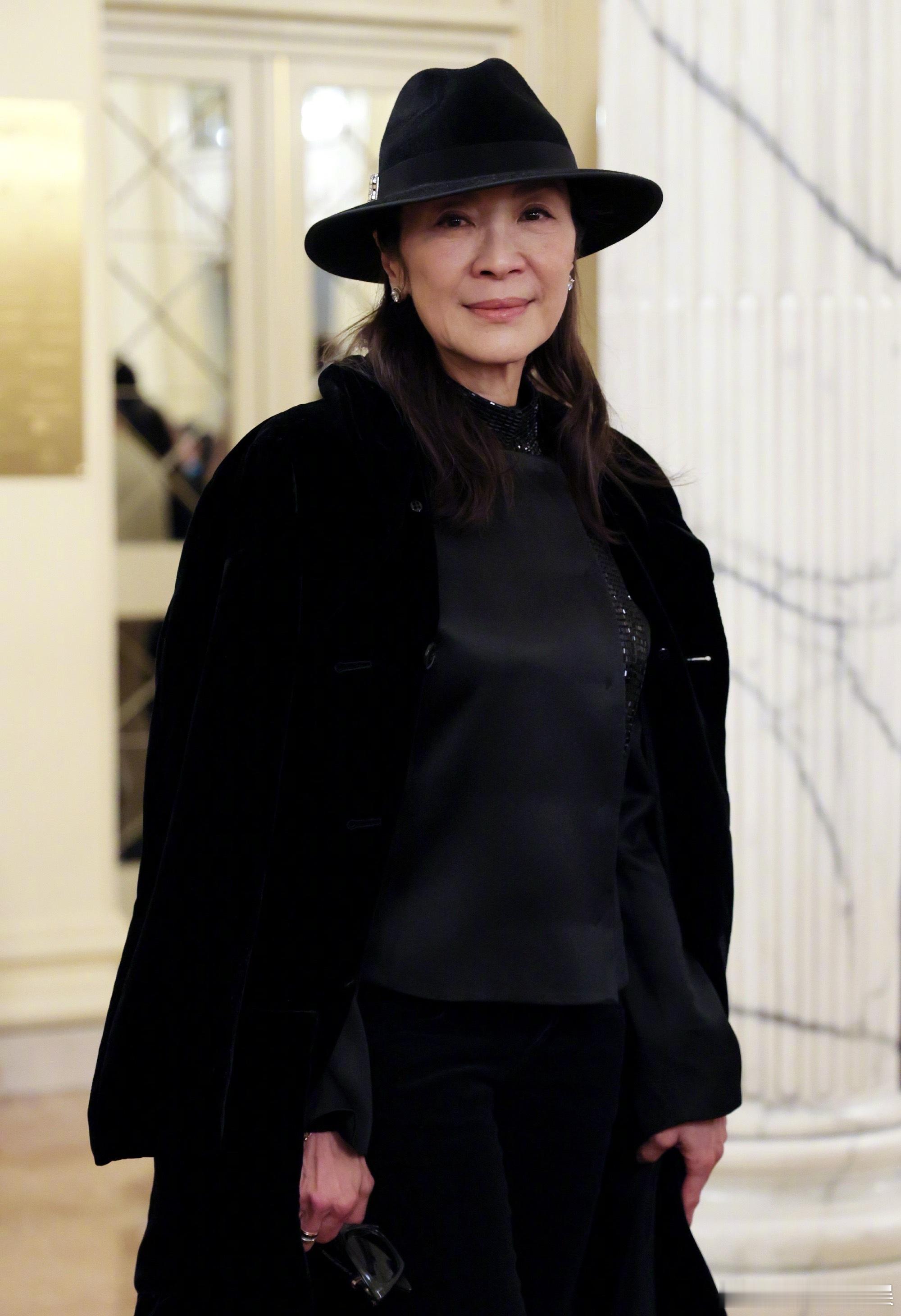 杨紫琼晒冬奥开幕式自拍 晒出席米兰冬奥会开幕式的自拍，作为国际奥委会委员的杨紫琼