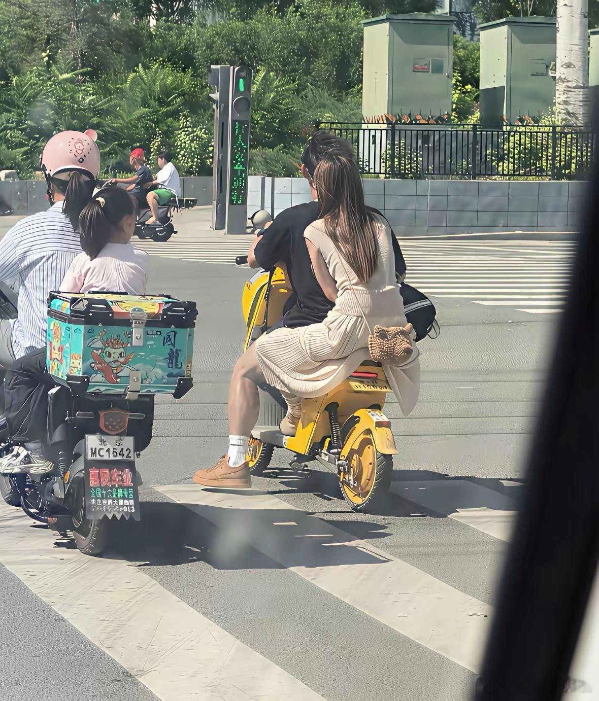 这后座的女孩子不简单啊 