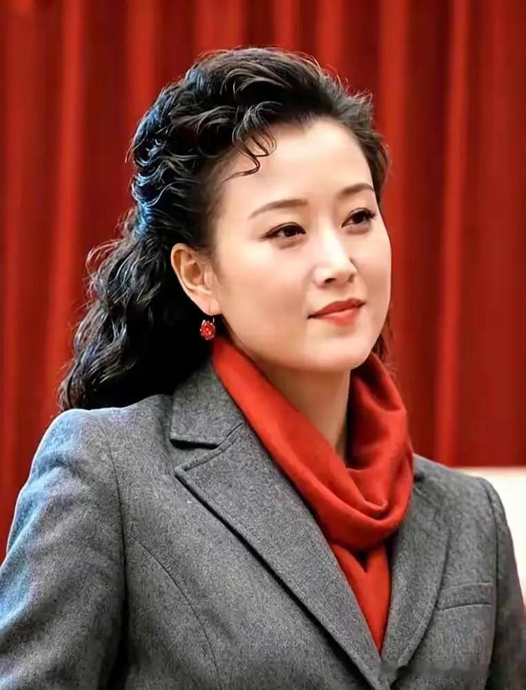 她真的是太美了，这种微卷的长发特别挑气质，也只有她这么完美的美女才能驾驭的了这种