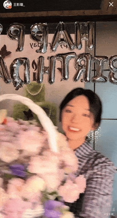 王影璐难以想象56岁拍戏的模样 谁懂啊！王影璐生日直播读粉丝信件，当时脑补56岁