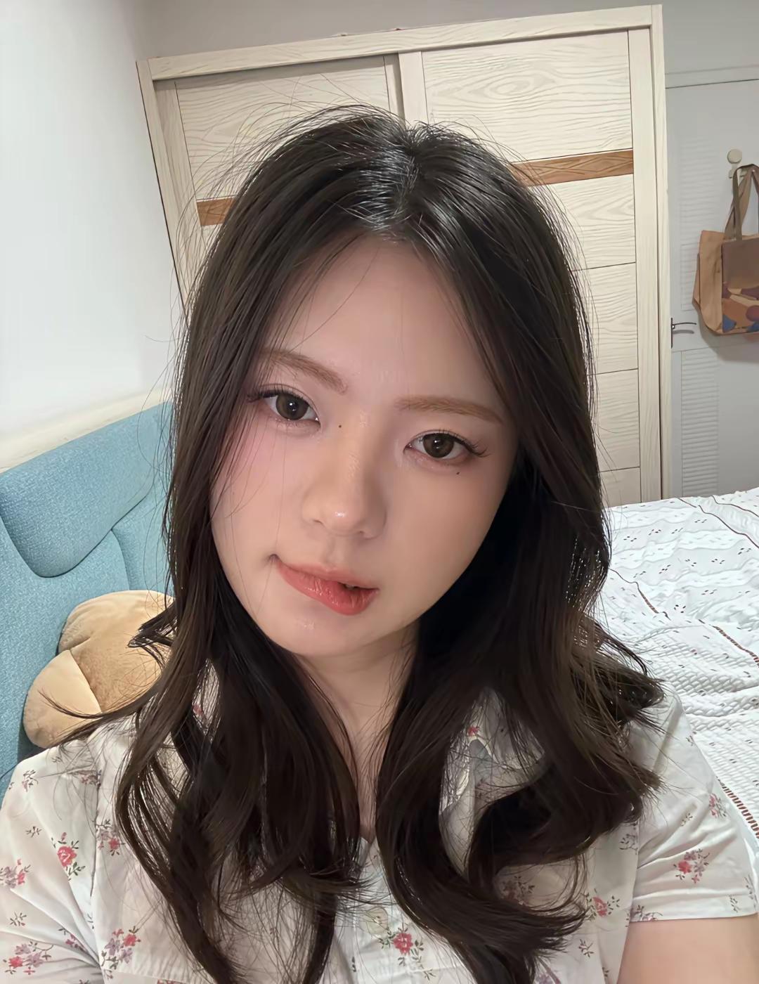 你咬嘴唇做啥！