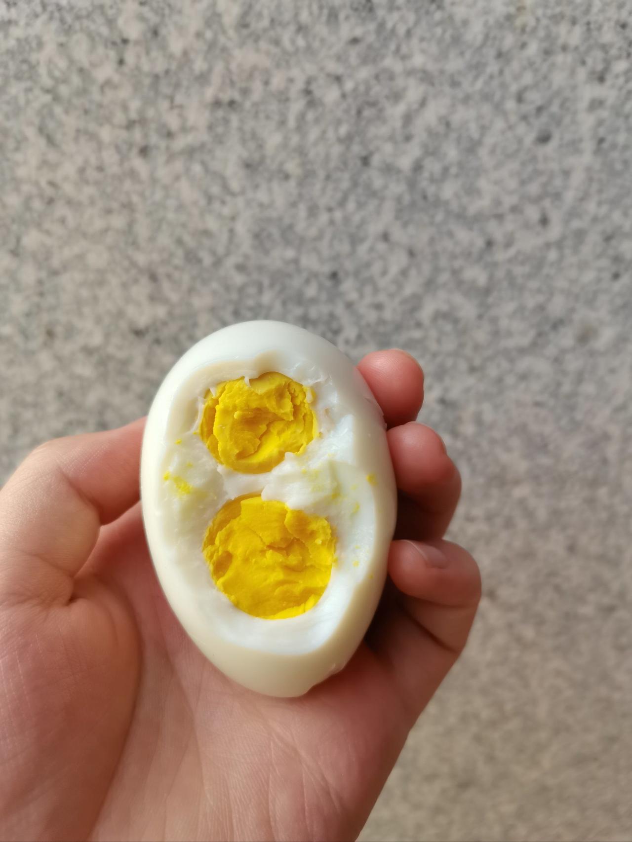 对我们来说，吃到双黄蛋是幸运，🉑对鸡妈妈来说，却是灾难！
  权威数据：据《P