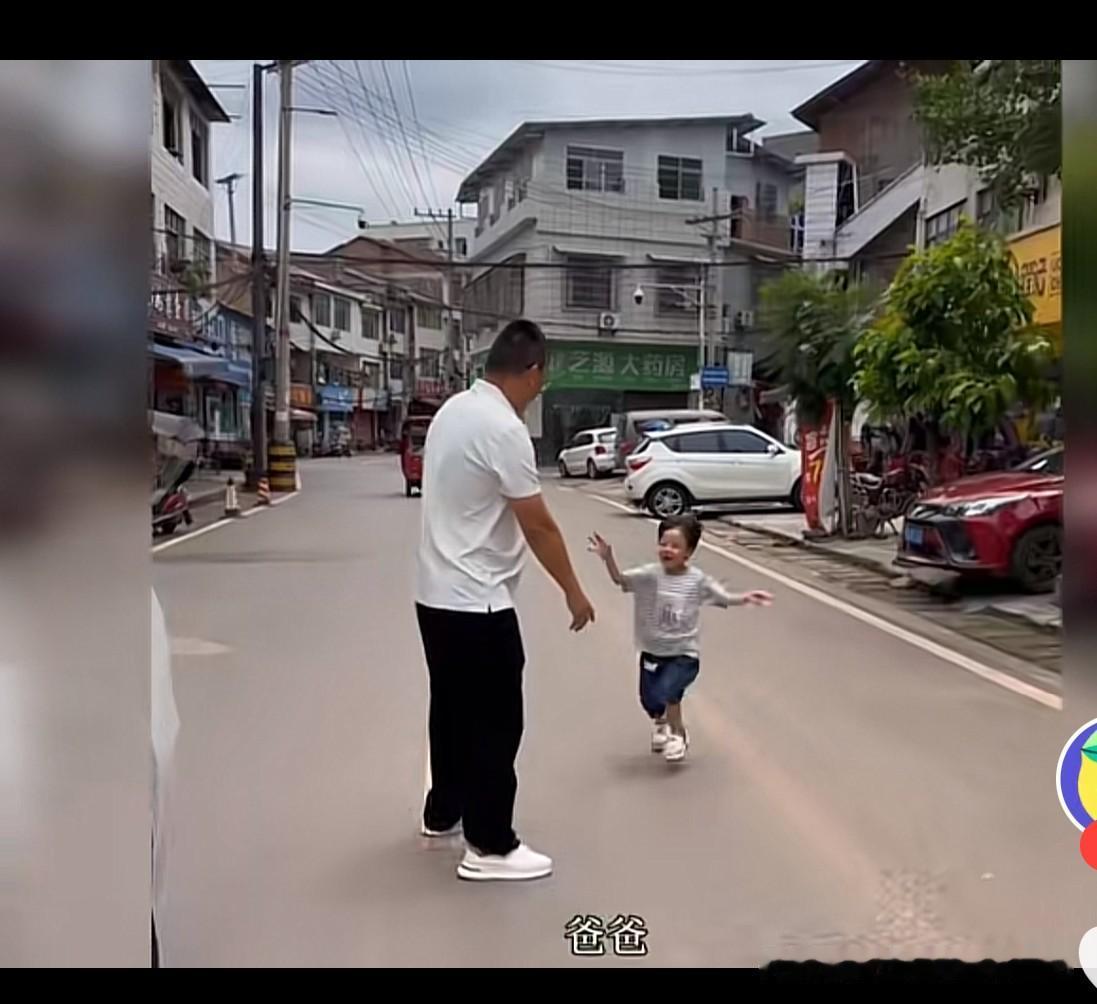如果小二娃小妹儿不离婚就好了
看到小周周飞奔跑向爸爸的画面，心里五味杂陈，一是骨