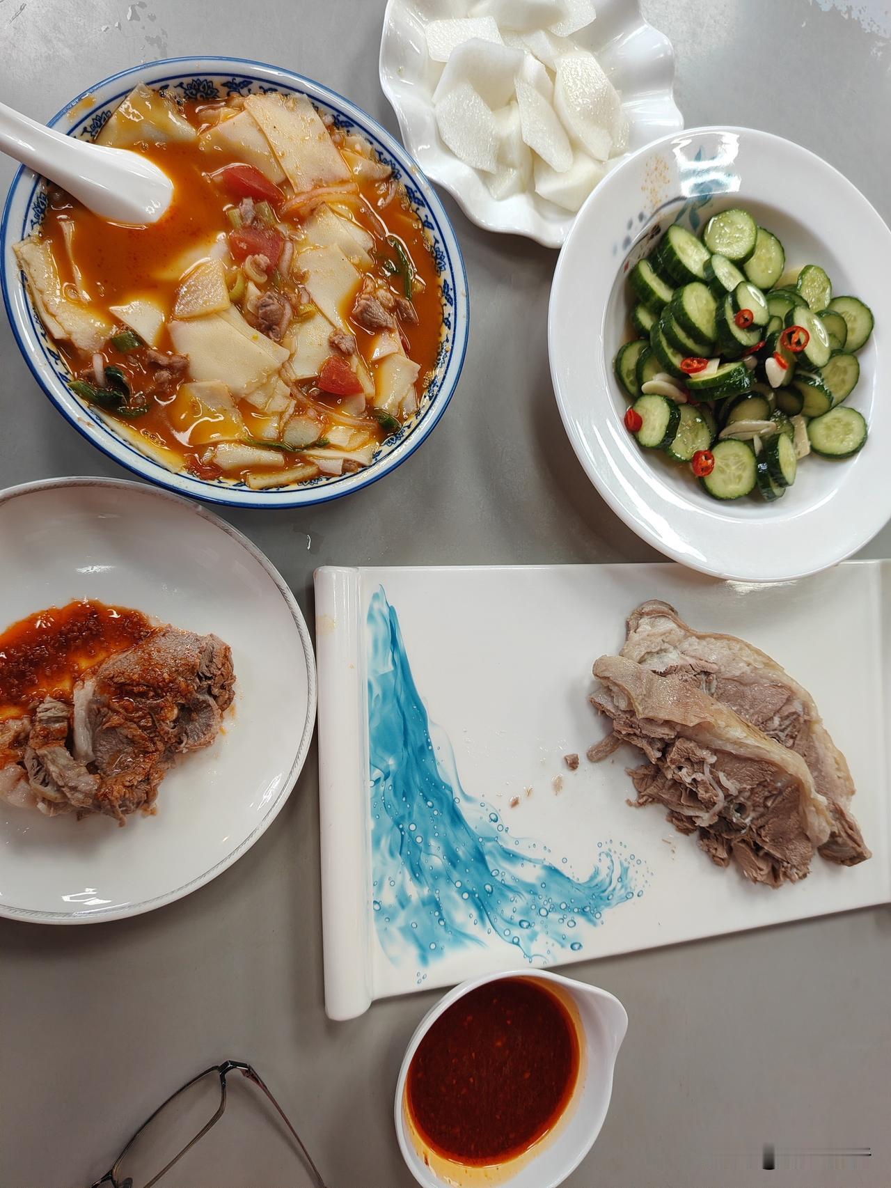 来回走了3公里，就是为了一口手抓肉，来兰州一趟不容易，怎么也要品尝下。

是一家