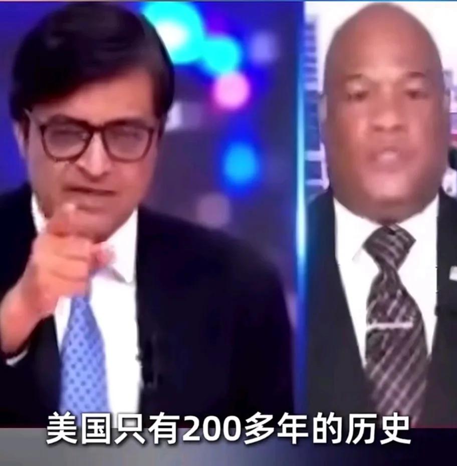 印度主持人指着美国牧师的鼻子怒吼：说话放尊重，否则别说话。
印度人自尊也被美国人