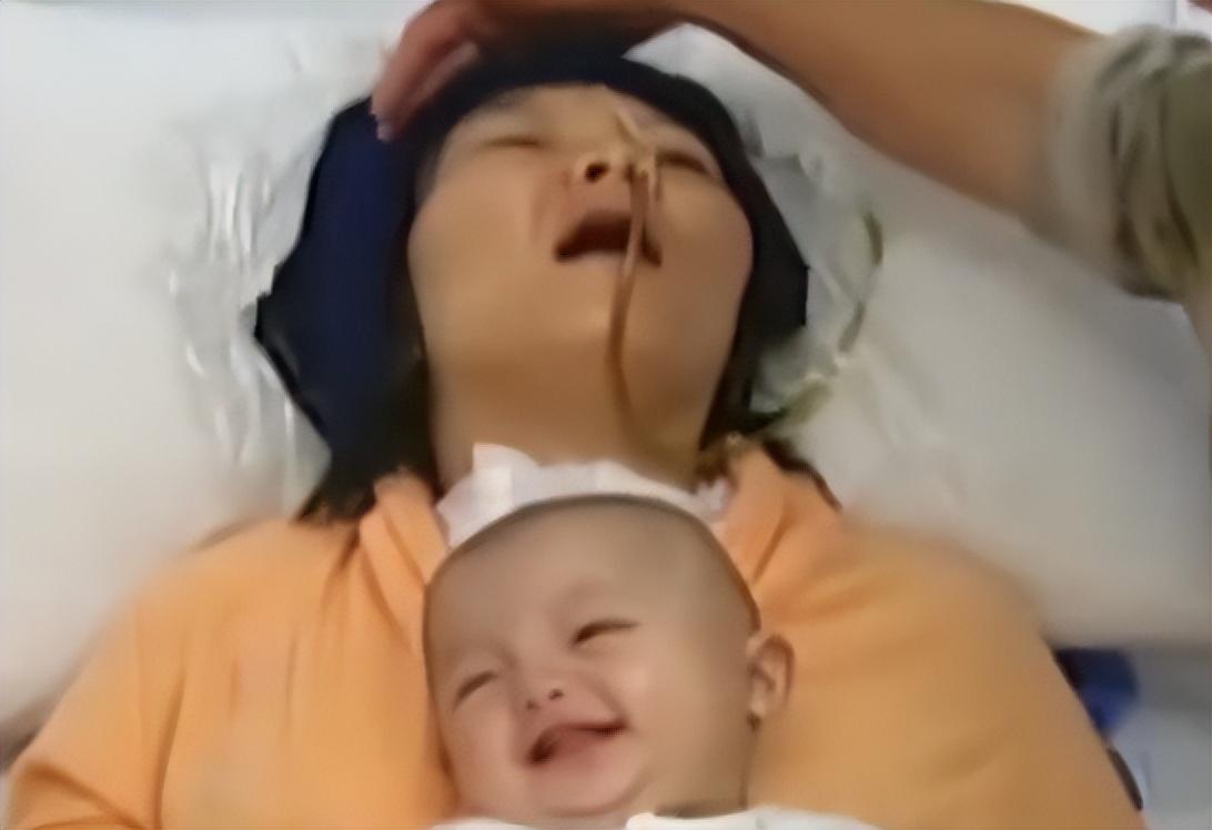 “你醒醒。”2008年，广西一男子抱着刚出生的孩子，扑到植物人妻子的身上号啕大哭