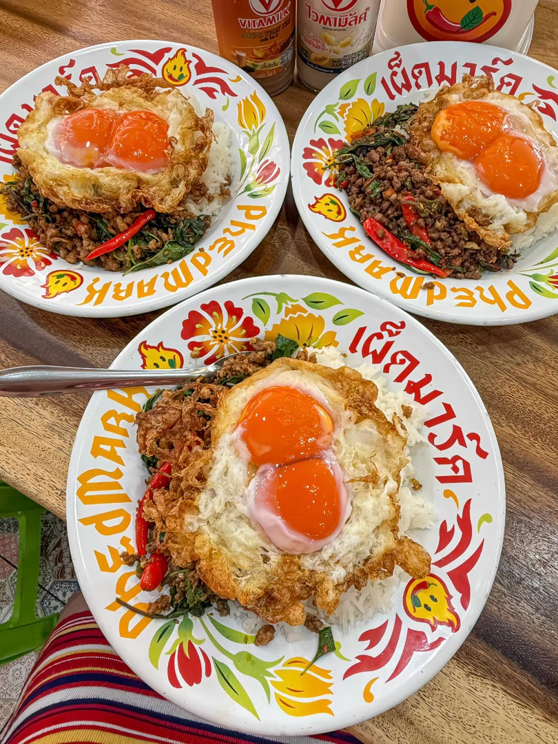 泰国打抛饭才是社畜之光每次打抛饭的香气飘来时，我突然觉得加班也没那么孤单。至少还