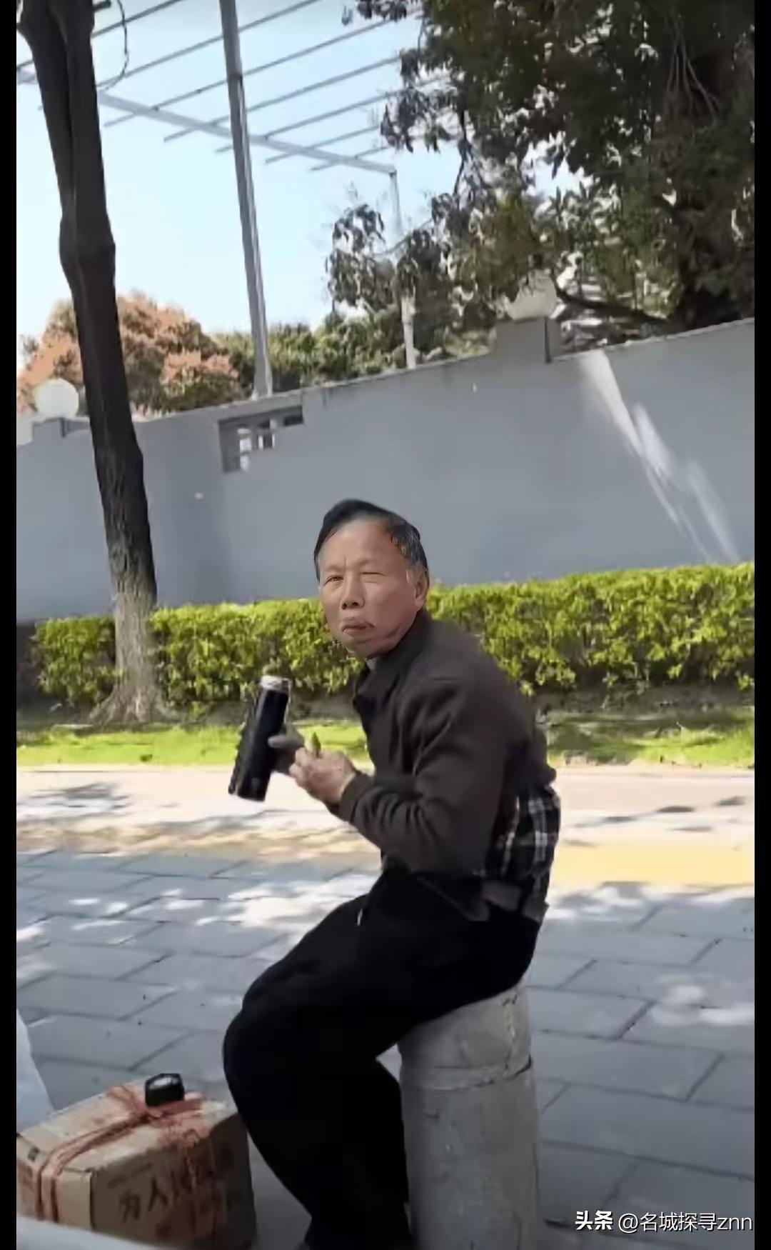 看哭了！一男子到路边接来看望自己的父亲，一个瘦弱的老头，坐在石柱上，啃着馒头，喝